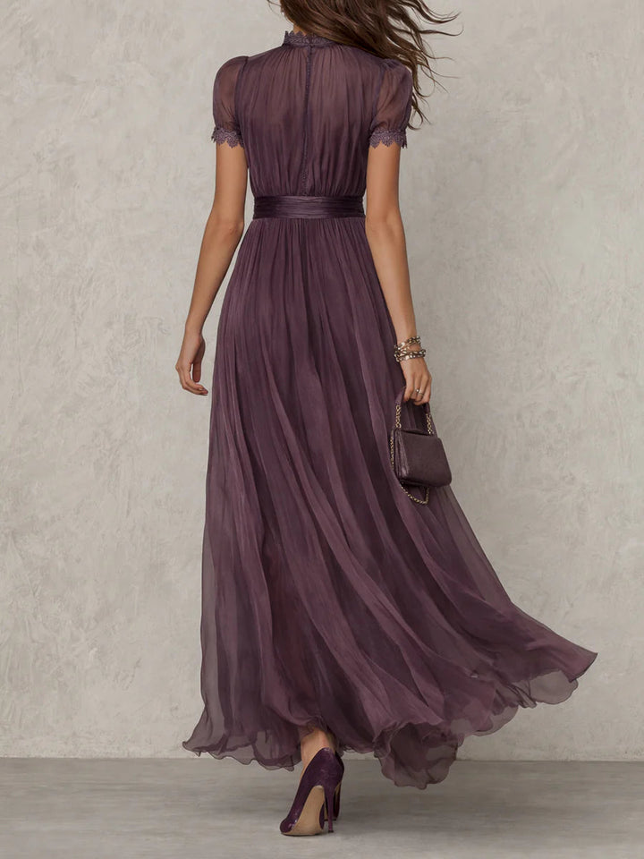Ambre | Robe longue violette avec découpe goutte d'eau et bordure en dentelle de mousseline